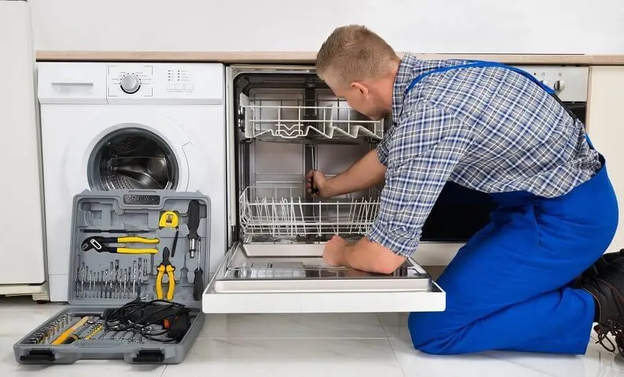 Gölyaka Electrolux servisi teknisyen ekibi beyaz eşya tamiri yaparken